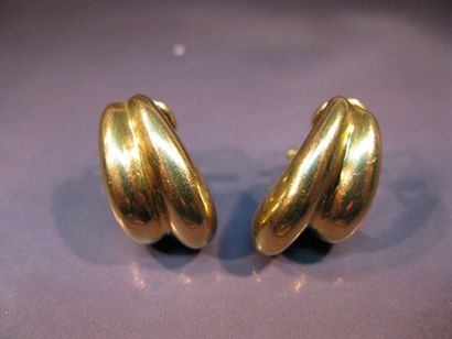 Paire de boucles d'oreilles en or. Poids...