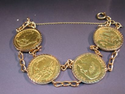 Bracelet en or jaune formé de quatre pièces...