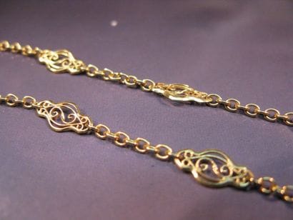Collier en or jaune maillons lobés filigranés....