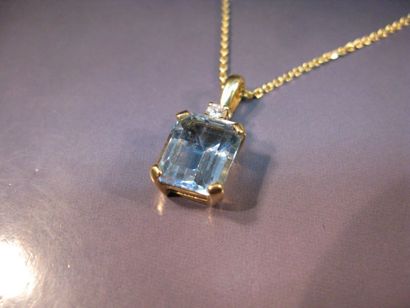 Chaîne en or jaune maille forçat et pendentif...