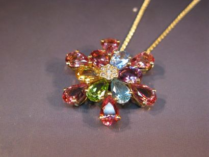 Pendentif fleur en or jaune serti de pierres...