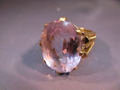 Bague en or jaune fileté sertie d'une améthyste...