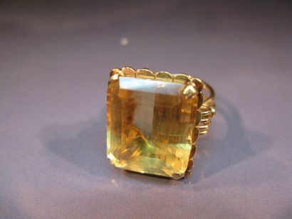 Bague en or jaune centrée d'une citrine rectangulaire...