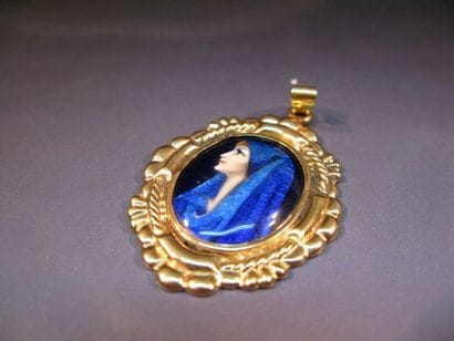 Pendentif en or jaune centré d'un émail ovale...