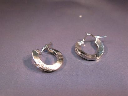 Paire de créoles en or gris serties de diamants...
