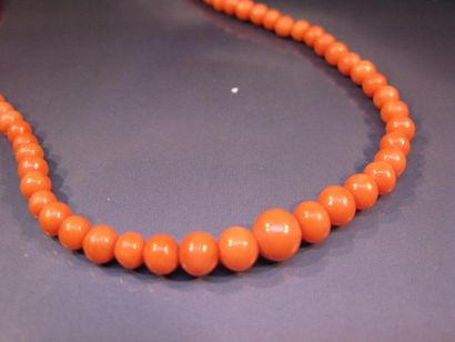 Collier de boules de corail, fermoir en or...