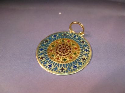 Pendentif circulaire en or jaune orné d'émaux...
