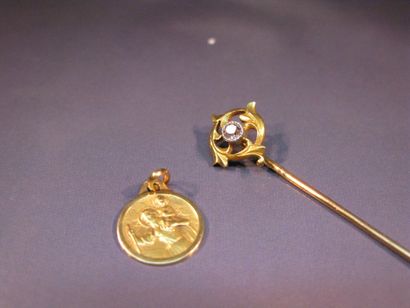 Lot en or d'une épingle de cravate et d'une...