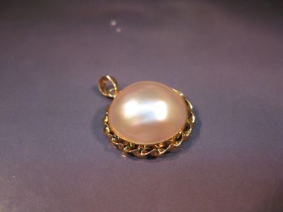 Pendentif en or jaune centré d'une perle...