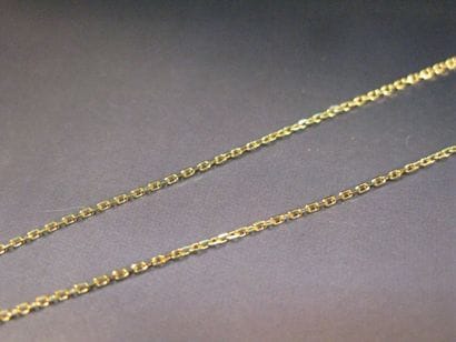Fine chaîne en or jaune maille forçat. Poids...