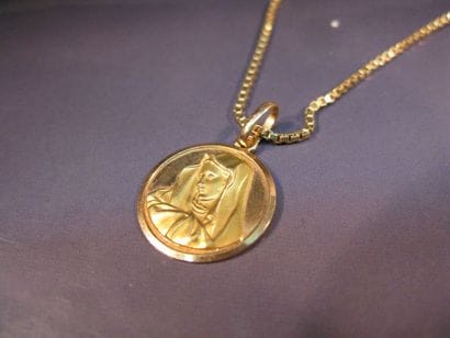 Chaîne en or jaune maille carrée et médaille...