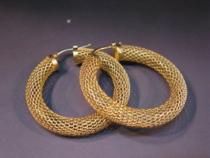 Paire de créoles en or jaune repercé. Poids...