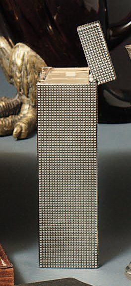 BRIQUET de TABLE en métal argenté, décor...