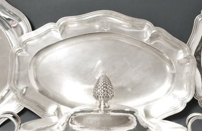 PLAT OVALE en argent, bordure filets à contours...