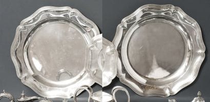 PAIRE de PLATS circulaires en argent, à bords...