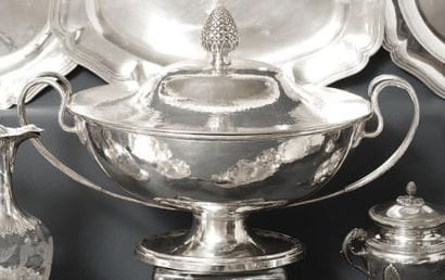 Importante SOUPIÈRE en métal doublé martelé...