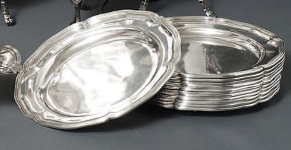 Douze ASSIETTES à DESSERT en argent de forme...