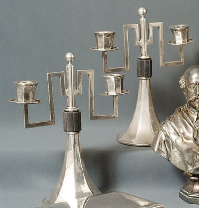 Paire de BOUGEOIRS en argent martelé à deux...