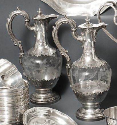 Paire d'AIGUIÈRES en cristal taillé à décor...