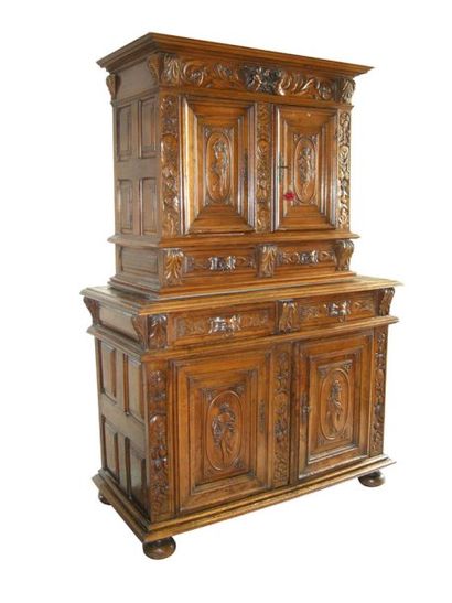 - Buffet à deux corps en noyer mouluré et...