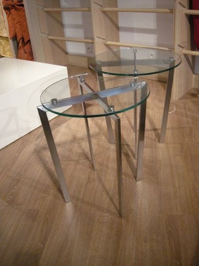 2 Tables circulaires pieds en métal et plateau...