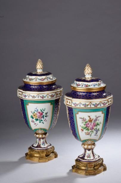 Paire de vases couverts en porcelaine. Ils...