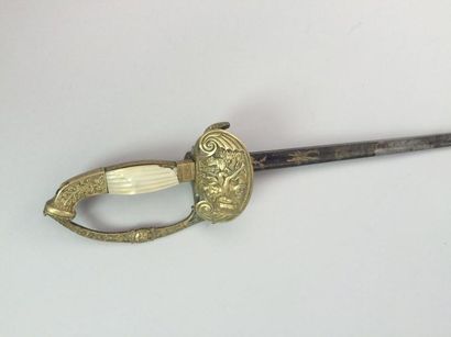 Epée d’Officier. Fusée à plaquettes de nacre...