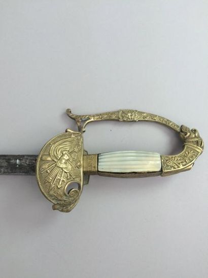Epée d’Officier. Fusée à plaquettes de nacre...
