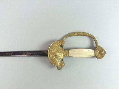 Epée d’Officier. Fusée à plaquettes de nacre...