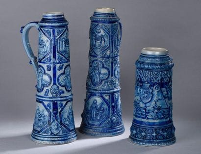 * Trois grands vases en grès émaillé figurant...