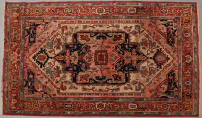 Grand tapis en laine à large médaillon central...
