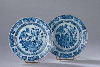 Paire de grandes assiettes en porcelaine...