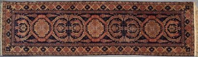 Tapis en laine au point noué à décor géométrique...