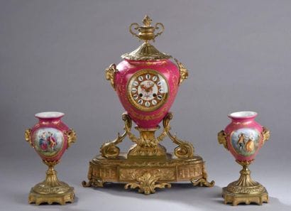 Garniture de cheminée en porcelaine, la monture...