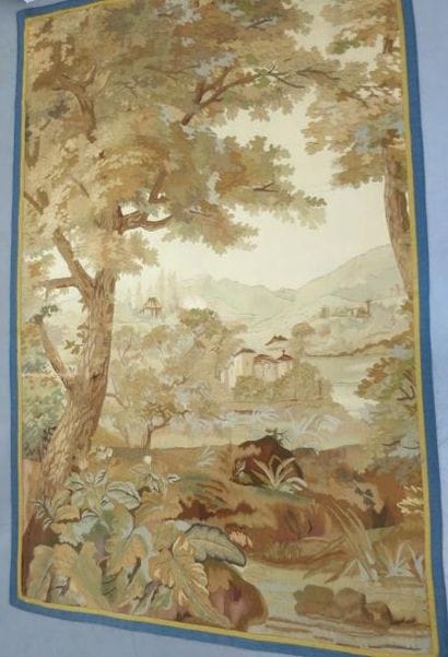 Village lacustre. Tapisserie polychrome (usures...
