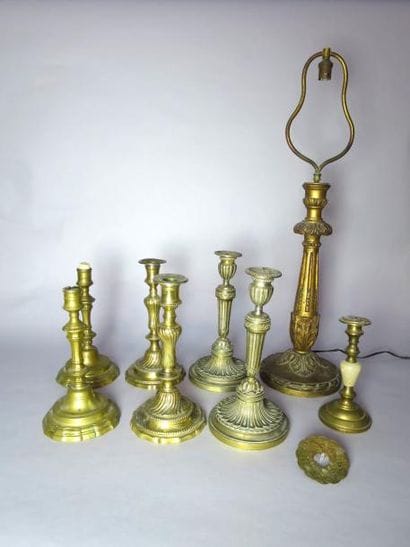 Paire de bougeoirs en bronze anciennement...