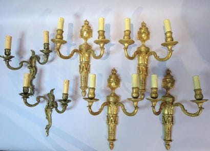 Suite de quatre appliques en bronze ciselé...