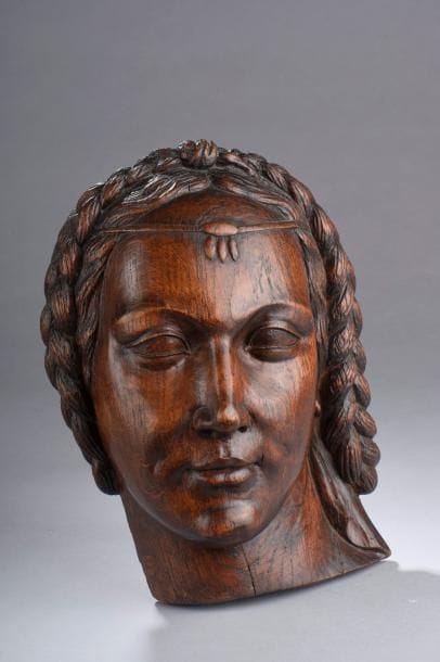 Visage de jeune femme en chêne sculpté (fentes,...
