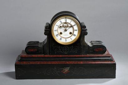 Pendule borne en marbre noir et marbre rouge...