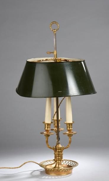 Lampe de bouillotte en bronze et laiton ciselé...
