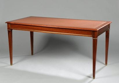 Bureau plat en bois teinté façon acajou....