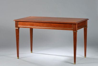 Bureau plat en bois teinté, il repose sur...