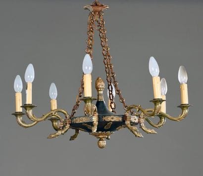 Lustre en bronze et laiton ciselé et tôle...
