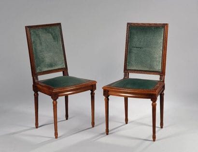 Paire de chaises en hêtre mouluré à dossier...