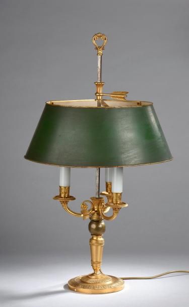 Lampe en bronze ciselé doré à trois bras...