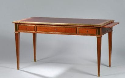 Bureau plat en bois blond ouvrant à six tiroirs...