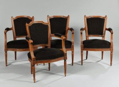 Ensemble de quatre fauteuils en hêtre mouluré,...