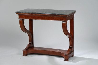 Console en acajou et placage d'acajou ouvrant...
