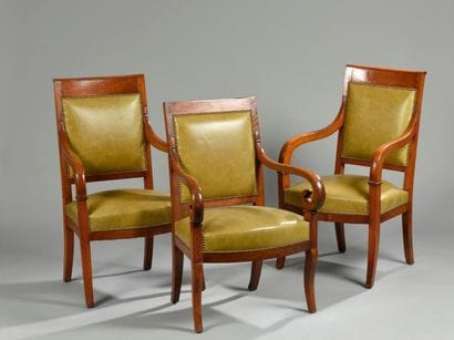 Paire de fauteuils en bois blond à dossier...