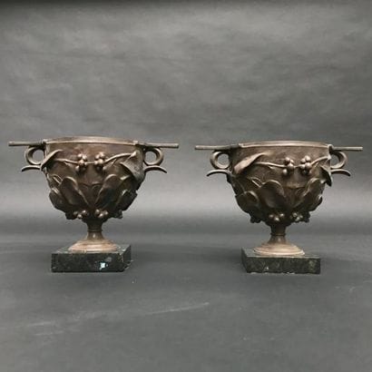 Paire de coupes en bronze argenté, les anses...